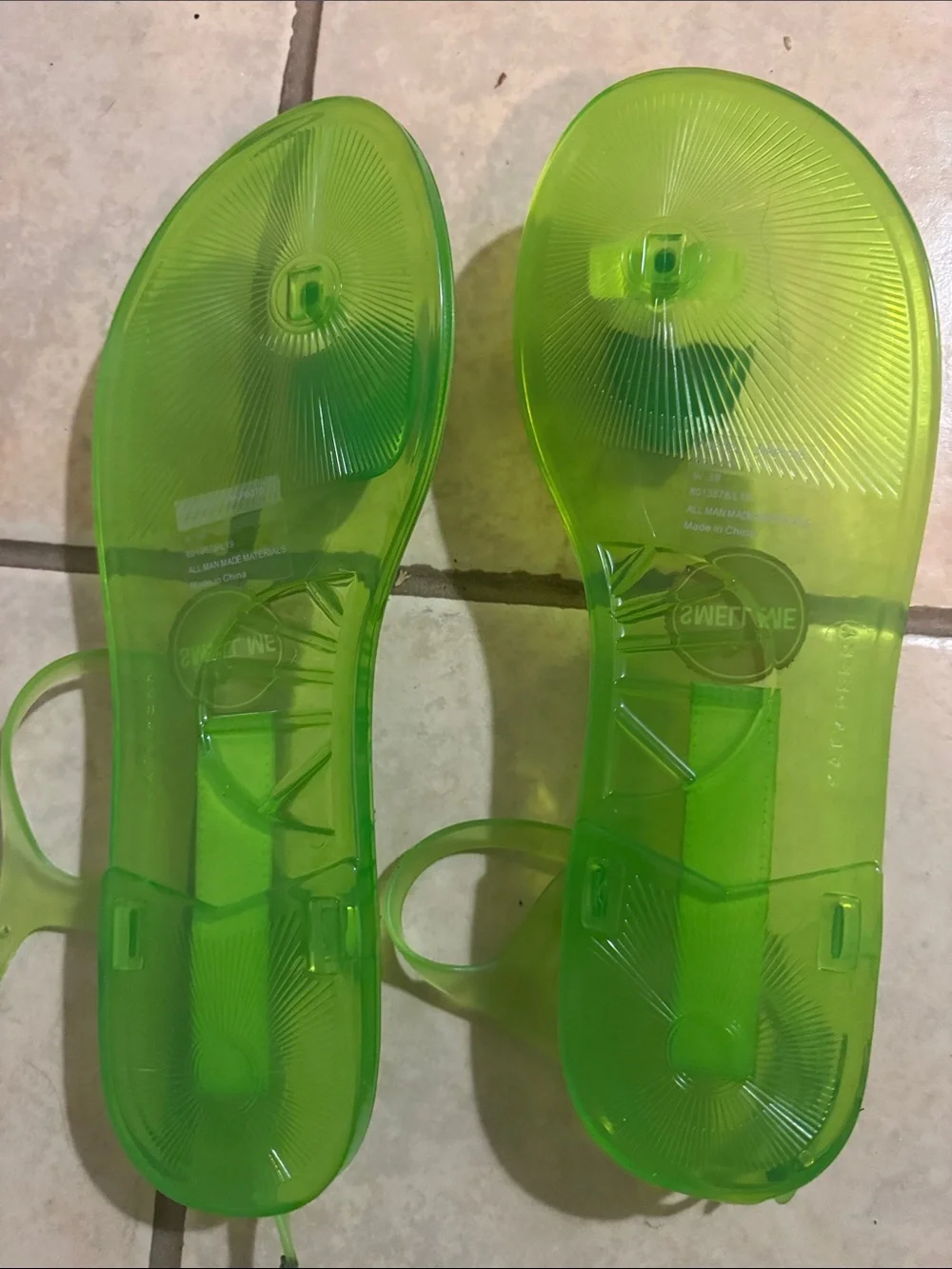 Katy Perry Collections women’s  Neon Green Avocado Jelly Sandals - Picture 2 of 2